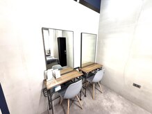 サロン併設の為メイクブースのコテ等スタイリング剤も充実♪