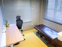 志免町整骨院の雰囲気（人目を気にせず安心してご相談いただける施術室）
