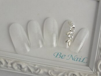 ビーネイル(Be NaiL)/白のグラデーションネイル