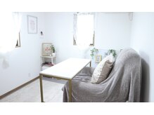 lieNAILの雰囲気（ソファー席でゆったりと過ごせます。フットも移動せず同席で◎）