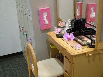 韓国エステサロン 憩/施術後はドレッサーでメイク直し