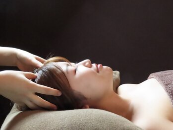 ワン(One)の写真/【極上のリラックスタイム◎】ホットアイマスク付きドライヘッドスパで眼精疲労を癒し、睡眠の質UP♪