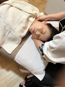 彩喜香/ドライヘッドスパ施術の様子