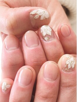 お花がポイントのシンプルネイル