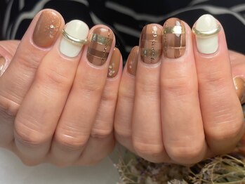 サロンドフォーエイチ(salon de 4H)/ブラウンチェック柄ネイル