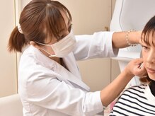 ガーディアンエンジェルの雰囲気（施術は両耳に、肌色の低刺激テープで金粒を貼ります。）