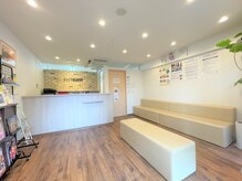 ひばりヶ丘にっこり鍼灸整骨院の雰囲気（待合室は柔らかい印象でゆったりとした雰囲気◎）
