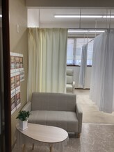 ホワイトニングショップ あおもり新町店/室内　ソファー