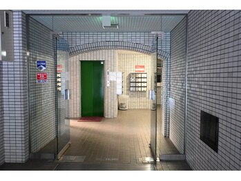 アキュネ 福岡薬院店(acune)/エレベーターをご利用ください。