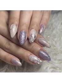 上品にきらめくフラワーネイル