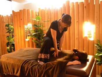 アラムスパビューティー/洋服の上から揉み解し