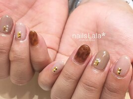大人グレージュネイル