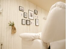 アイラッシュ ファブール(eyelash FAVEUR)の雰囲気(ふかふかのソファでゆったりお過ごしください◎)