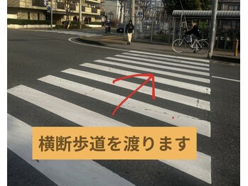 杏 福岡平尾店/横断歩道を渡ります