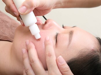 エステサロン カラーズ(COLORS)の写真/お悩み改善に特化した専用機でシミケア！更に肌質・状況に合わせて提案するコースの効果を1度体験下さい☆