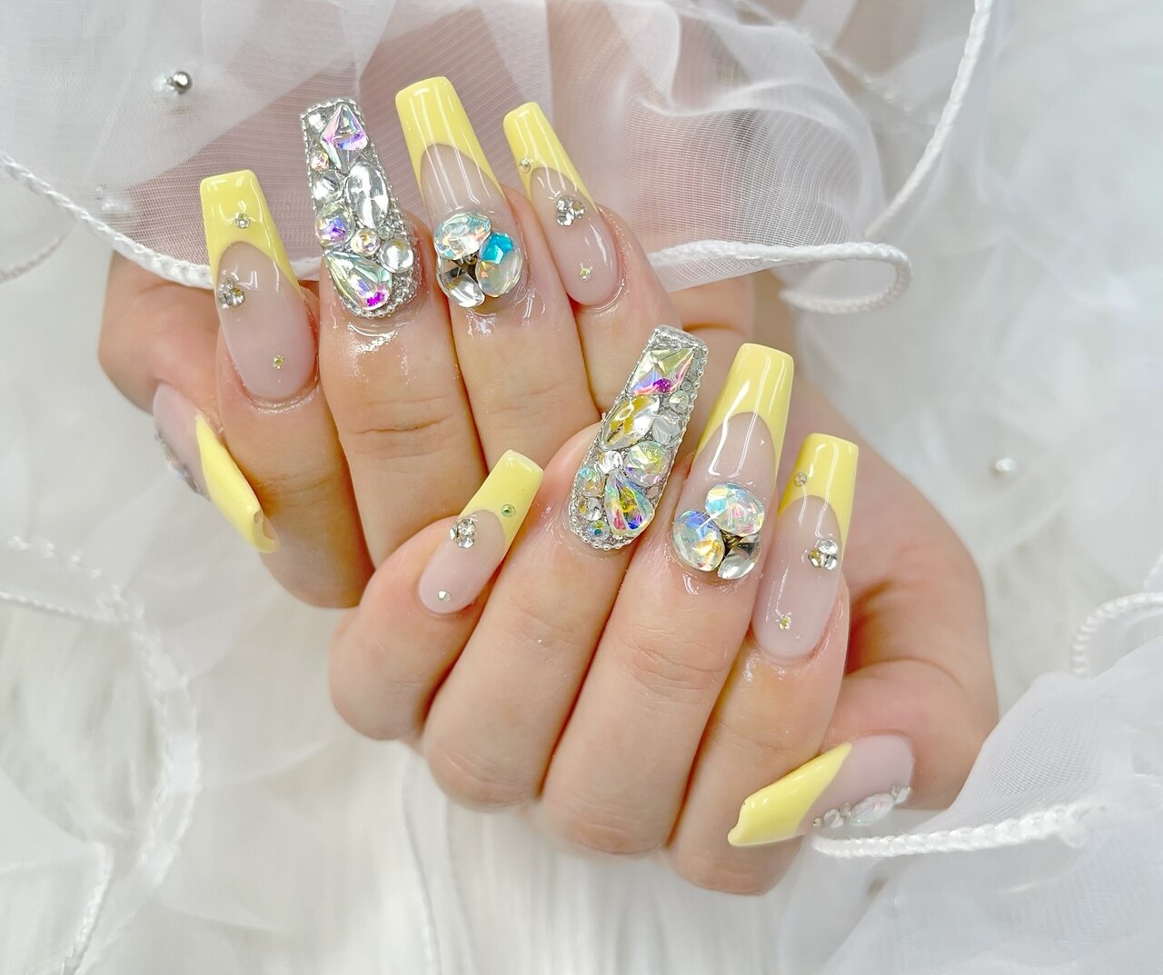 2025年秋トレンド】イエロー フレンチのネイルデザイン集｜人気