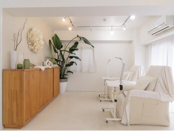 白系のインテリアで清潔な店内