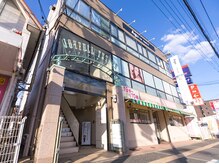 カラダの休日の雰囲気(ビル入り口奥のエレベーターで3階までお越しください!)