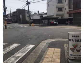 ニコル 桂店(NICOL)/ロータリーの横断歩道を渡り