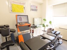 薮下整骨院 表参道院/施術で使用する機器とベット