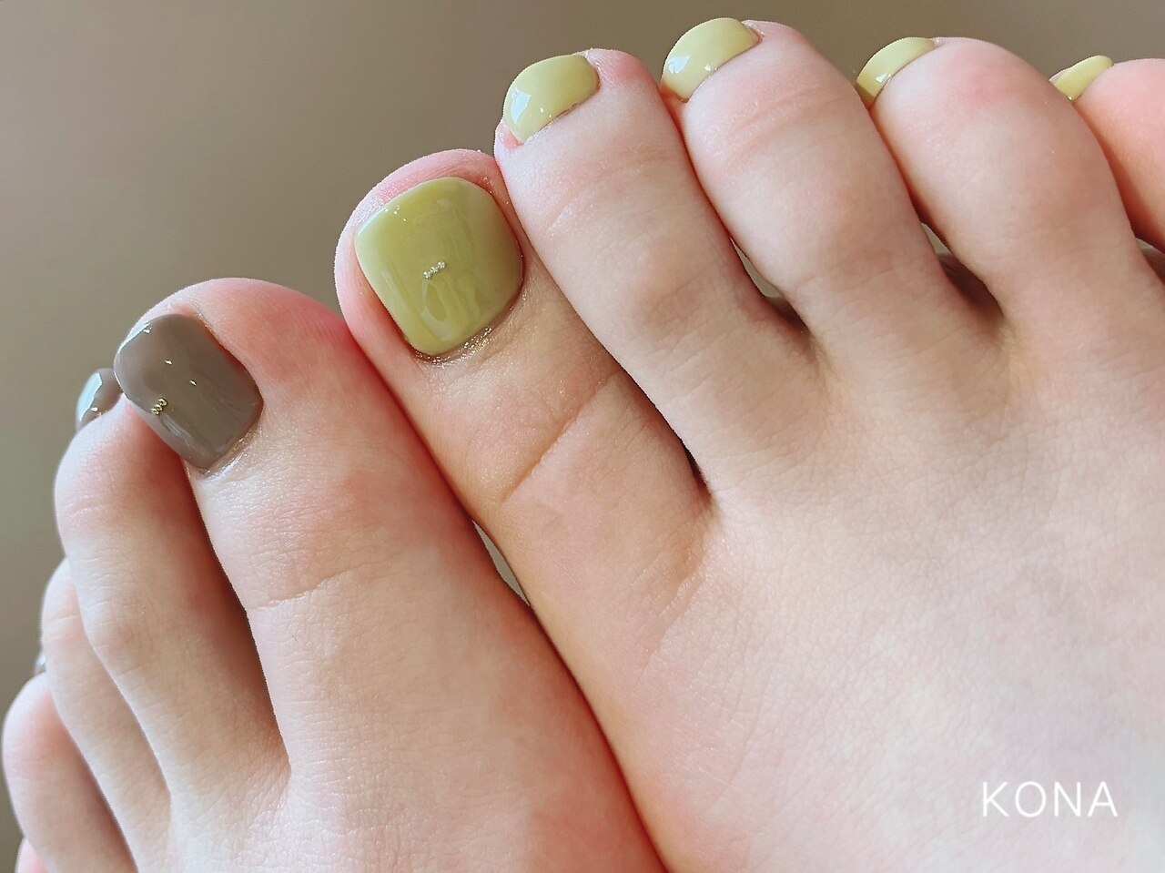 2026年冬トレンド】グリーン シンプル フットのネイルデザイン集｜人気