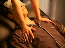 オム(HOMME)/デコルテ/胸元