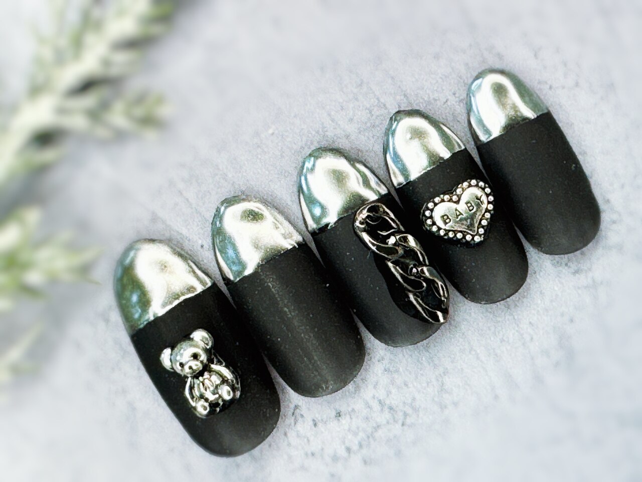 2025年-2026年冬トレンド】ブラック ハート ハンドのネイルデザイン集