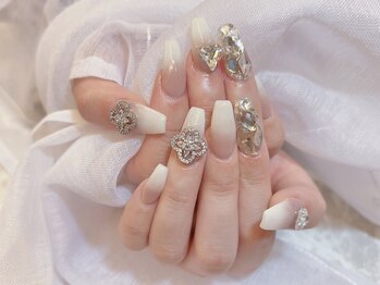 デコール 心斎橋(DECOR)/白グラデーションビジューネイル