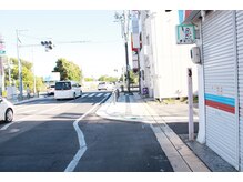 ねこちぐら/焼きたてのかるびさん前の小道へ