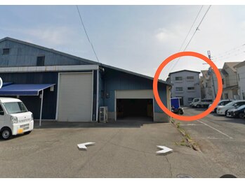 マインドール/白いマンション1階がサロンです