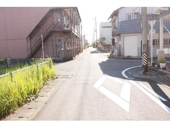 ねこちぐら/左に緑地広場が見えたら左折です