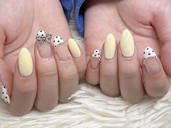 バターイエローにドットネイル！