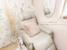 ミッシュネイル(mish nail)の雰囲気（大きな窓で明るくアンティーク調の可愛らしいサロン。）