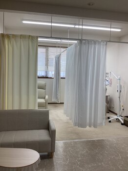 ホワイトニングショップ あおもり新町店/室内 半個室の並び