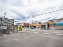 手もみん楽安の雰囲気（お店の道路挟んで向かい側に、駐車場は2台完備。【3番/5番】）