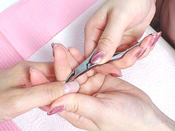 トゥインクリーネイルサロン(Twinkly Nail Salon)の写真/ネイルをしない方も丁寧なケアで、爪先まで健康で綺麗な手元に！ケアコースはハンドマッサージ付き♪