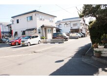 ねこちぐら/白い2階建ての建物が当店です