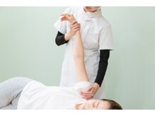 リックス整体の雰囲気（仰向けでマットでゆっくり施術。1人1人の悪い箇所を集中ケア）