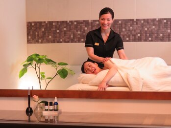 エッセンスマム 東京 プレナタールサロン(Prenatal salon)/セラピストを鏡で見ながらケア