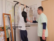 胸椎の矯正する前に背中の筋肉が緊張し硬結するので緩めます