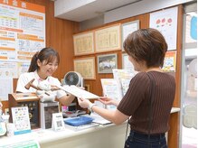 ホッと鍼灸整骨院/緊張をほぐす明るく受付対応