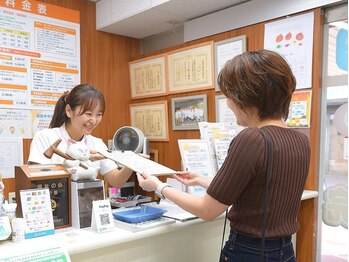 ホッと鍼灸整骨院/緊張をほぐす明るく受付対応