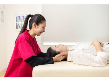 藤整体院 磐田見付院/ 施術)首肩のコリをほぐし