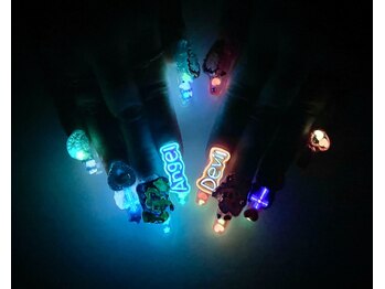 暗闇光る☆まるでネオン管ネイル