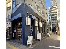 シーム(SeaMu)の雰囲気（1階に岩座というお店の入った青いビルです。入口はビル横です。）