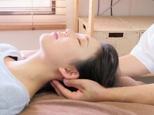 ゆたかセラピーの雰囲気(首は繊細な部位なので、優しく緩めていきます【全身調整】)