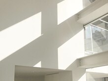 アイラッシュ＆ネイル レーヌ池袋 (Reine)/ガラス張りの店内