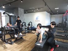 エクシムプラス 西線9条店(EXIM+)の雰囲気（トレーニングでは、同時に複数のお客様に指導します。）