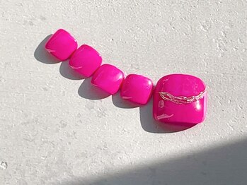 ネイルアトリエ リコ(nail atelier Rico)の写真/【サンダルの季節にむけて】お仕事上ハンドネイルができない方にもオススメ！モチが良いと嬉しい口コミも◎