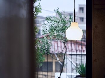 スイウ 中目黒店(SUiU)/3階にはハーブが並ぶバルコニー*